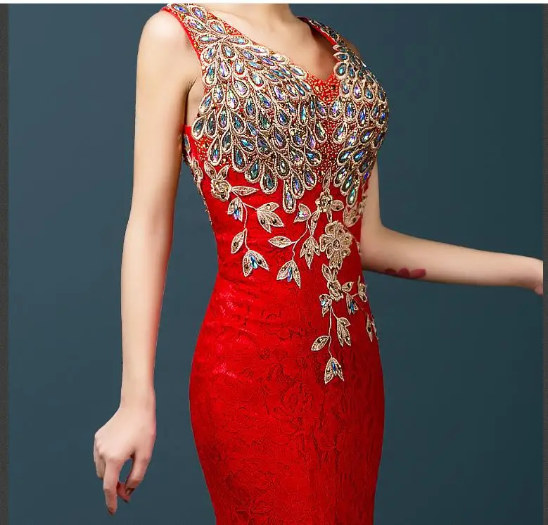 Женское вечернее платье украшенное бусинами и бриллиантами облегающее с лямкой