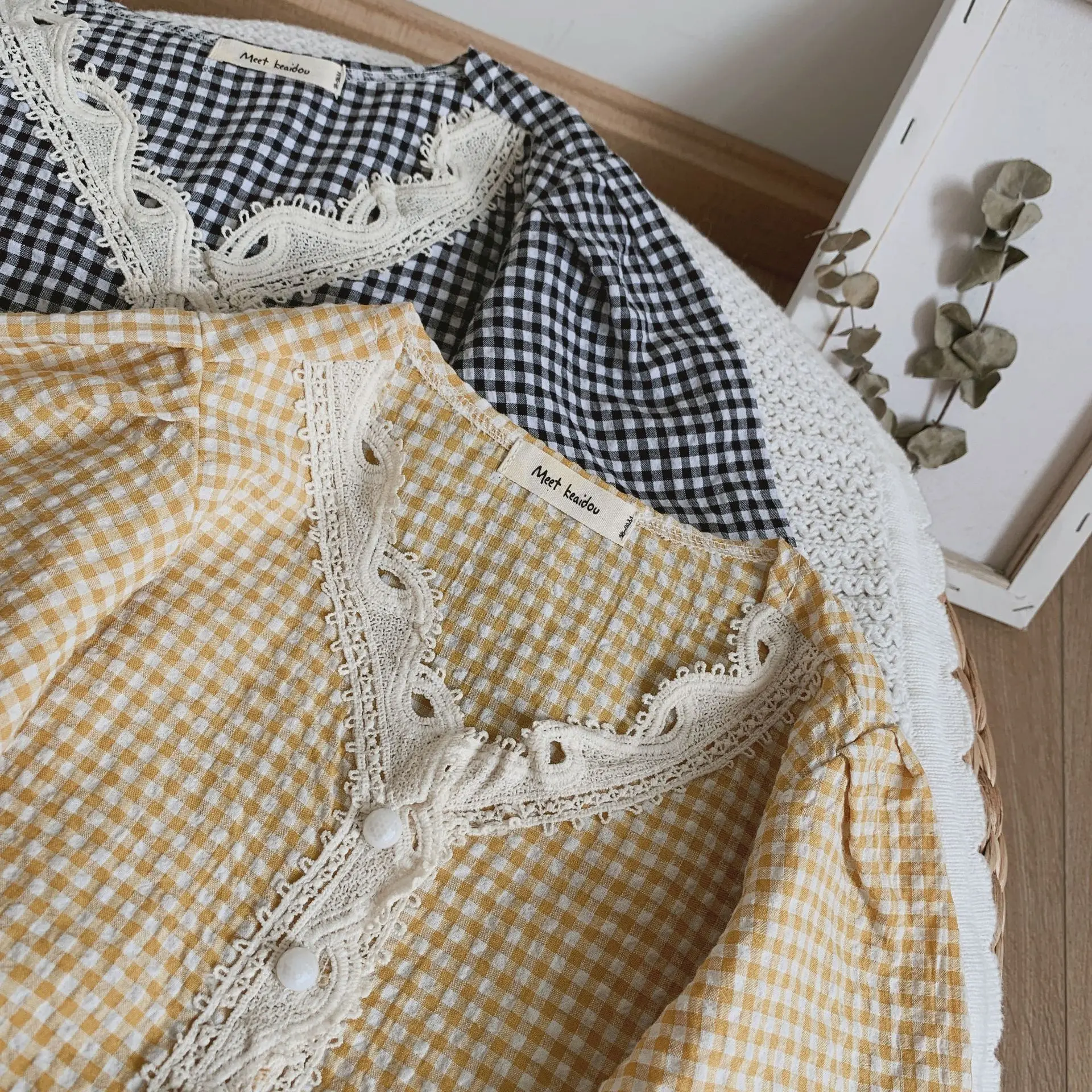 Lace Pearl Button Shirt for Infant Baby Cotton Bubble Lattice Fabric Girls Cotton Blouses Outfit Lace V Collar Chidlren Blouses