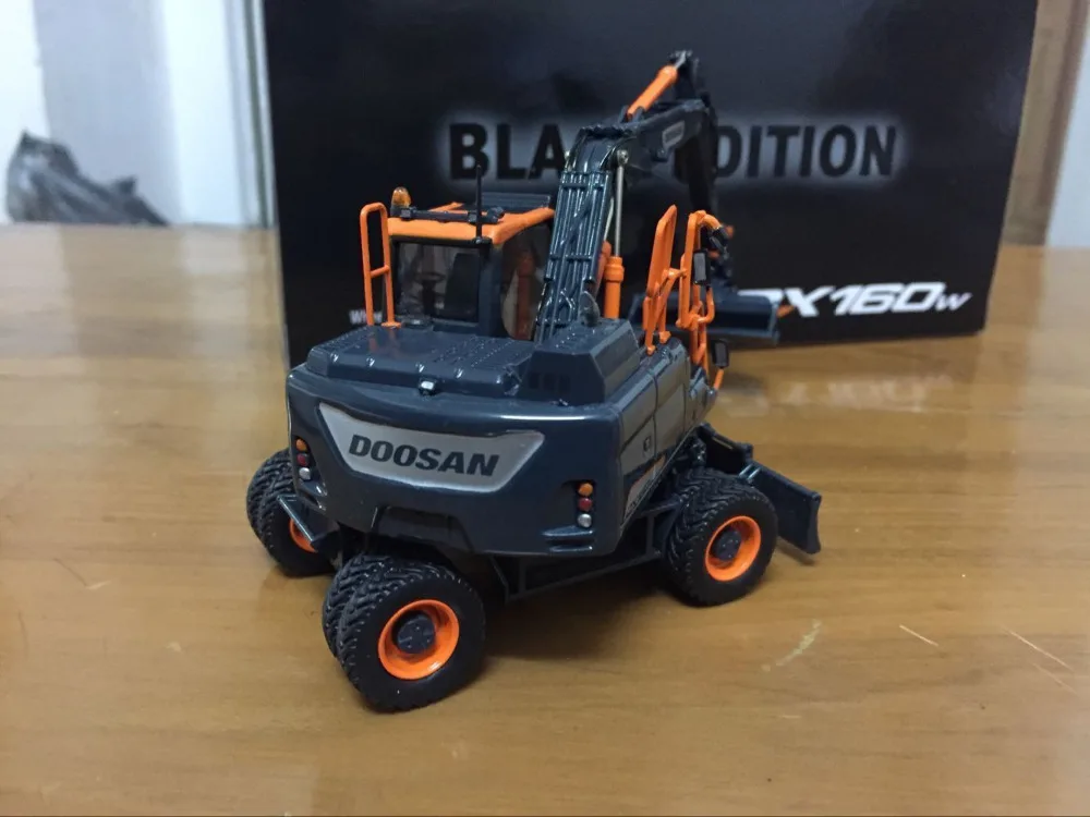 Редкий! Универсальные хобби Bobcat Doosan DX160W колесный экскаватор масштаб 1/50 черный
