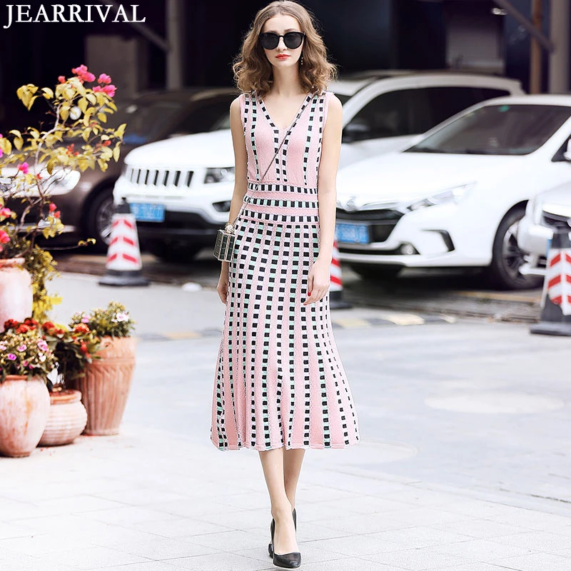 Женское трикотажное платье без рукавов с v-образным вырезом и геометрическим