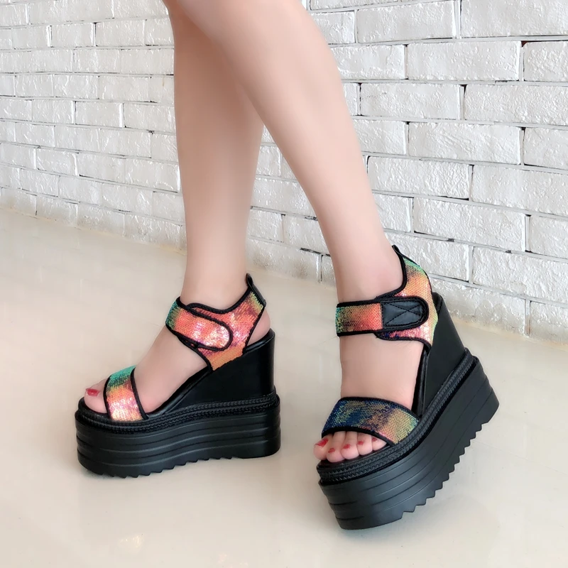 Женская обувь с открытым носком на рифленой подошве Новинка летние кроссовки в