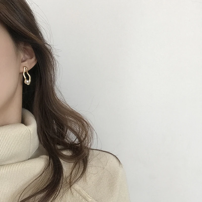 HUANZHI New Design Matte Metal Gold Irregular Twisted Wave Geometric Oval Pearl Stud Earrings for Women Girl Gift | Украшения и