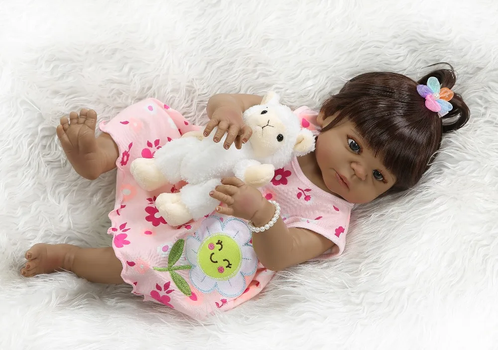 Кукла bebes reborn для маленькой девочки 55 см черная виниловая кожа с милой цветочной