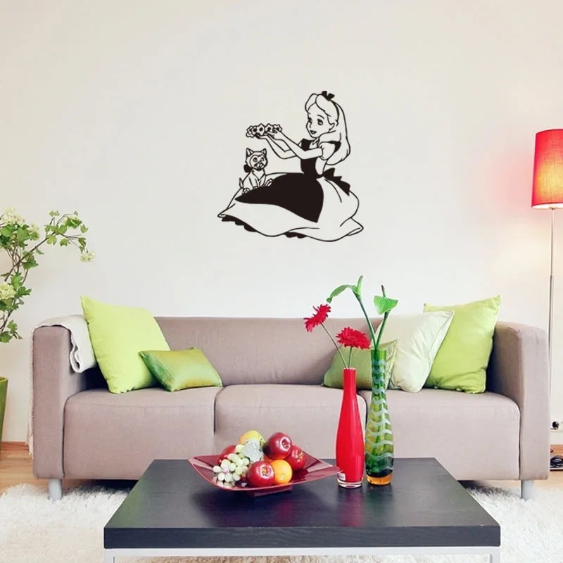 Виниловая наклейка на стену с изображением Белоснежки и маленькой кошки декор