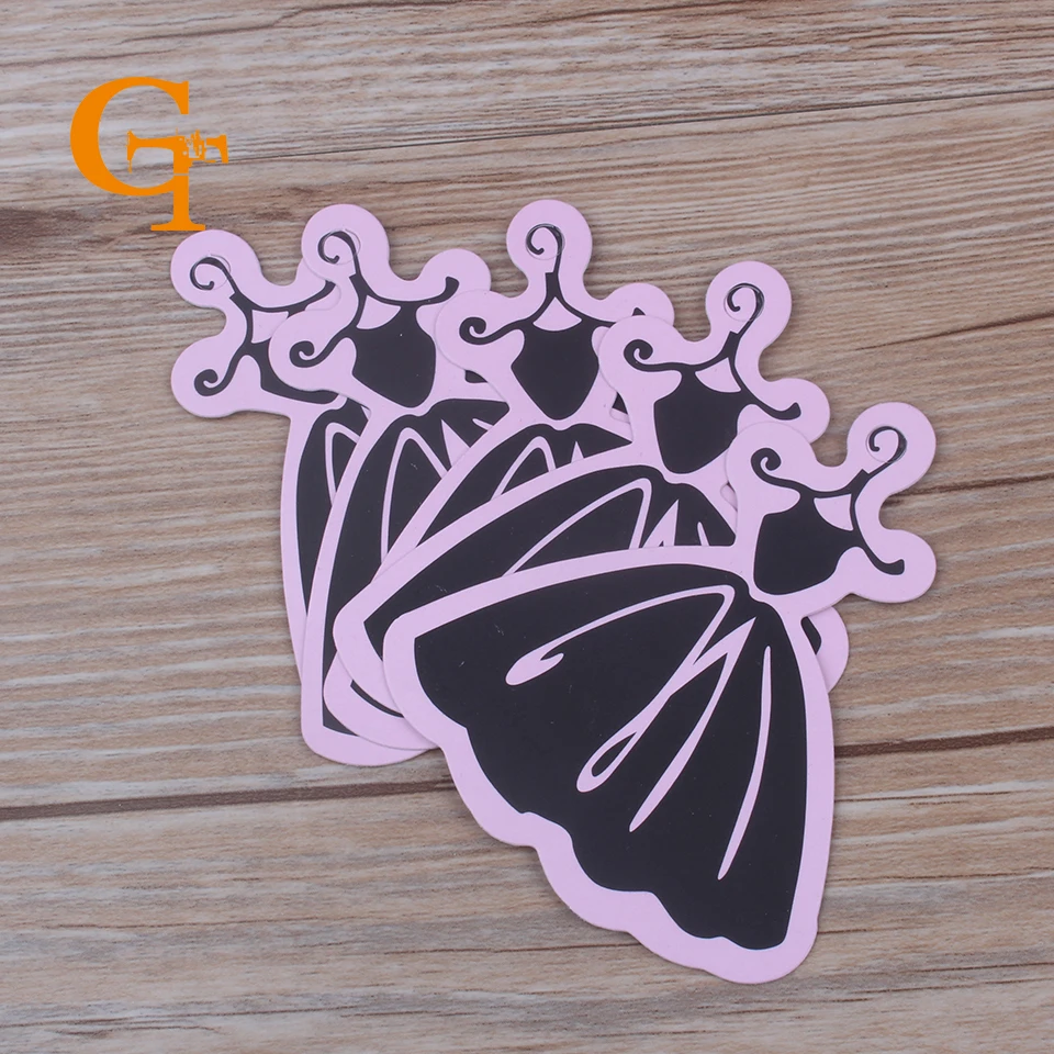 Розовая красивая бумажная бирка в форме платья для одежды с вырезами юбки бирки