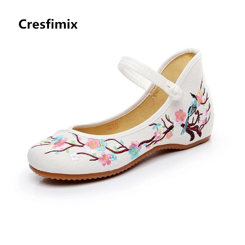 

Cresfimix с волнообразным краем; zapatos de mujer; Женская обувь на каждый день с цветочной вышивкой бежевый обувь на плоской подошке Женская милая Удобная танцевальная обувь ботинки в стиле ретро a2226