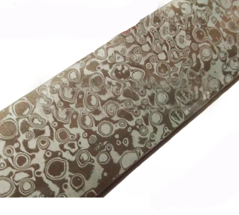 Лезвие ножа из дамасской стали с изображением линий дождевых капель материал