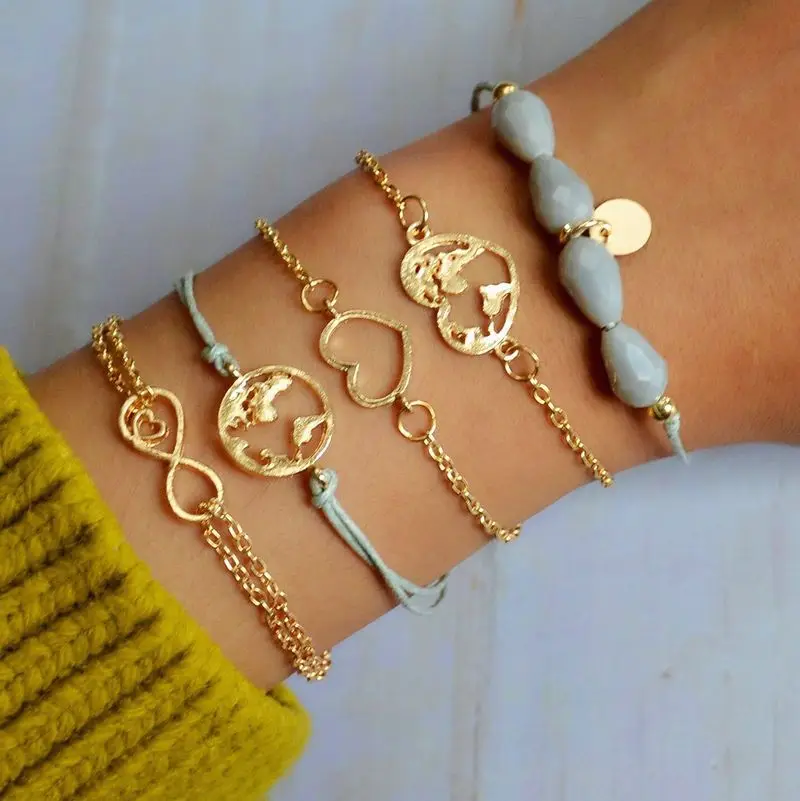 Набор браслетов из 5 предметов с серыми бусинами и блестками изображением сердца