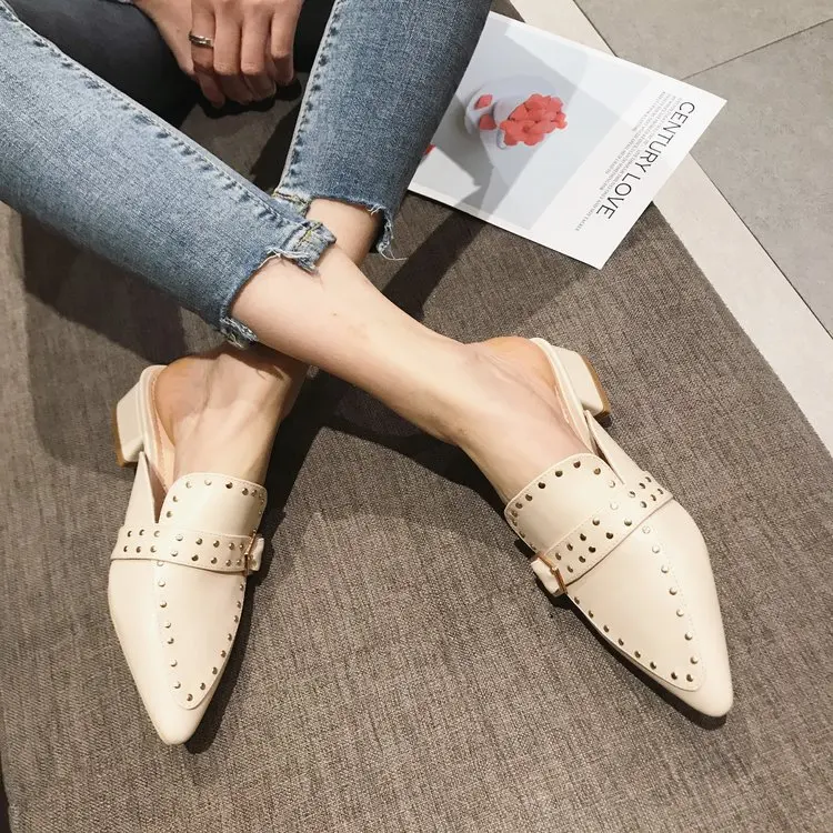 Женские шлепанцы с заостренным носком на низком каблуке заклепками | Обувь