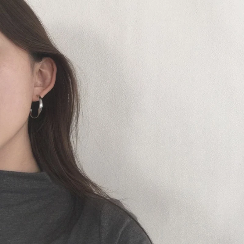 Женские серьги-кольца LWONG маленький золотого цвета открытый скрученный круг