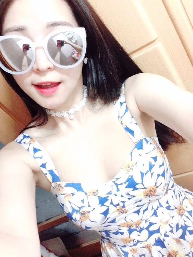 Летнее платье с ромашками в винтажном стиле женское мини открытыми плечами и