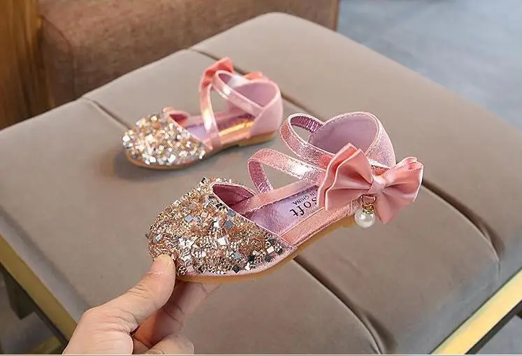 Новинка; сезон весна-лето; кожаная обувь для девочек; модная детская обувь принцессы с блестками; сандалии с бантом; детская обувь с ремешком и пряжкой на каблуке для малышей