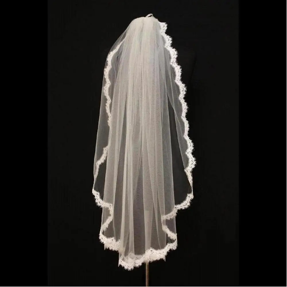 Однослойная свадебная фата элегантная белая короткая с кружевными краями летняя