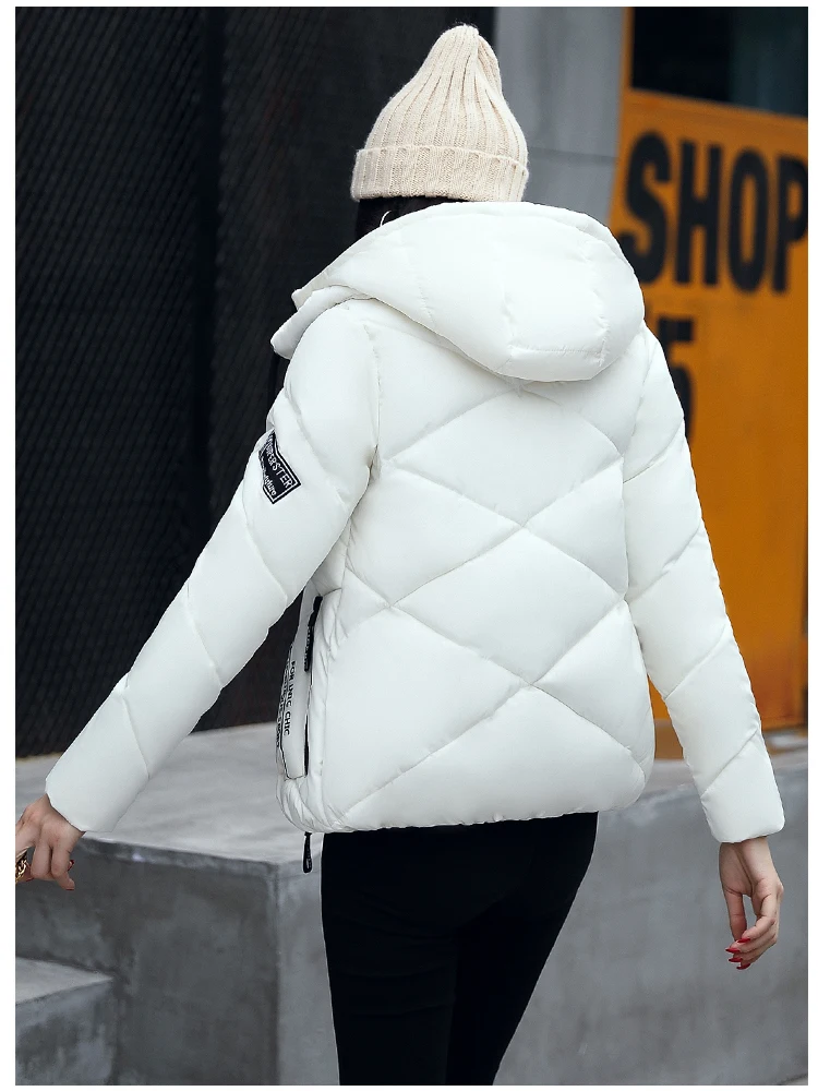 Зимняя женская куртка 2017 модная короткая хлопковая стеганая с капюшоном парка