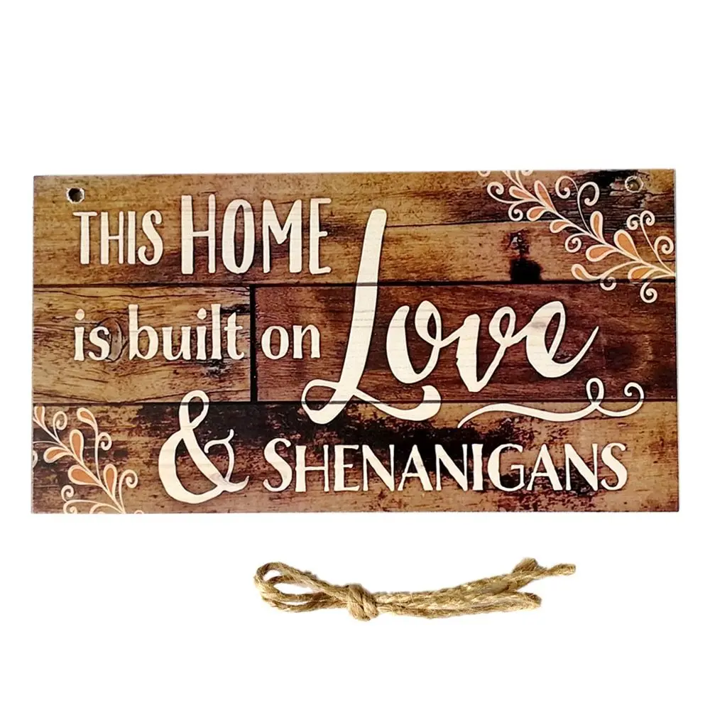 Этот дом построен на влюбленных деревянных дощах дизайн висячий знак