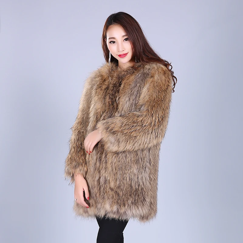 Женское вязаное меховое пальто средней длины из натурального меха енота на осень