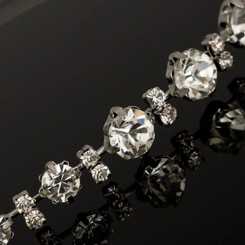 Женский ободок с цепочкой модный серебристый со стразами вечерние аксессуары