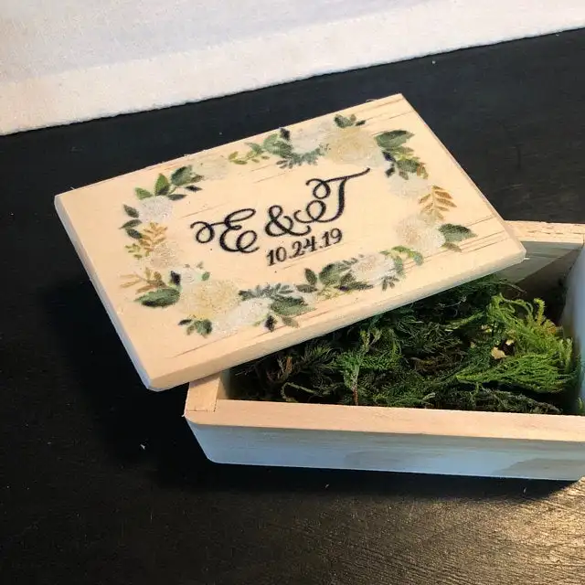 Деревянная коробка для свадебных колец с индивидуальными наименованиями