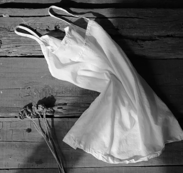 Женское белое нижнее белье на бретельках длинное облегающее платье без рукавов в