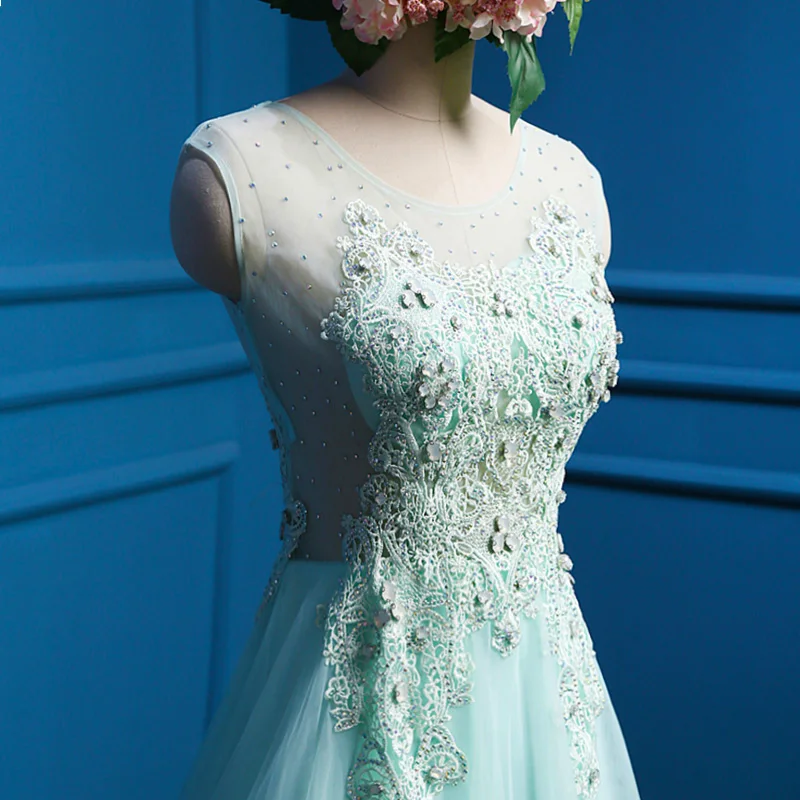 Женское вечернее платье без рукавов бледно голубое длинное с вышивкой и кружевом