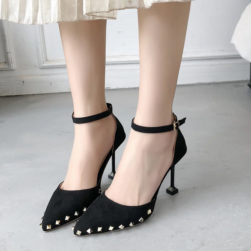 Сандалии в диком стиле 2019 Весна и лето новые модные черные острые заклепки обувь