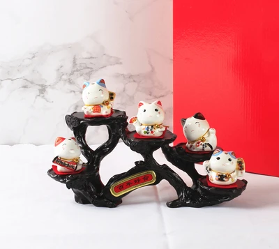 Маленькая фарфоровая и кошачья домашняя машина для открытия подарок на день