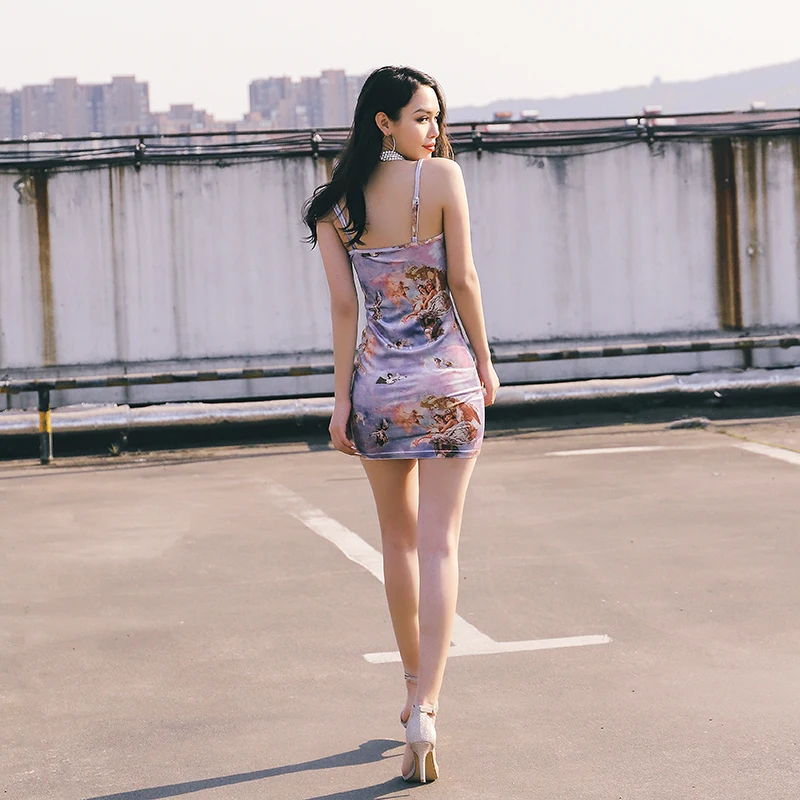 Женское бархатное мини-платье на бретелях с квадратным вырезом и принтом ангела |