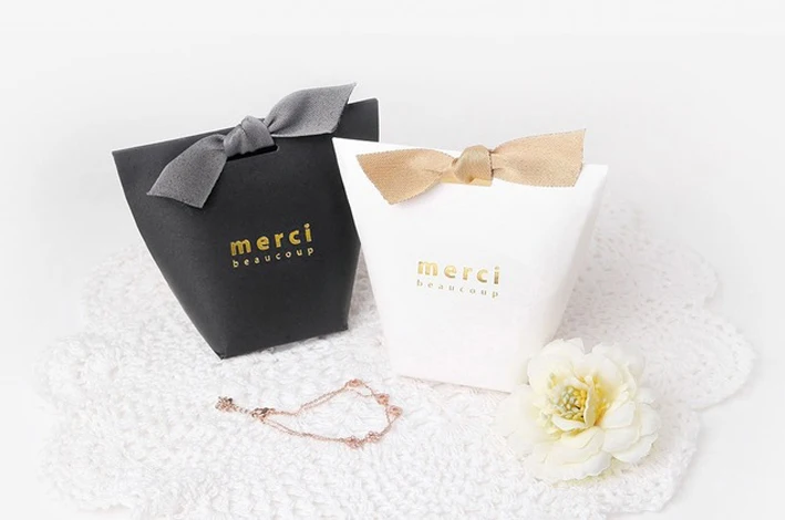 

Сумка для конфет высокого качества с лентой, белая/черная Золотая печать "Merci" 10*6*12 мм