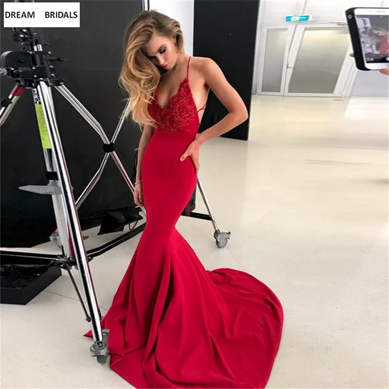 Женское платье с юбкой годе красное на тонких бретельках V-образным вырезом лето