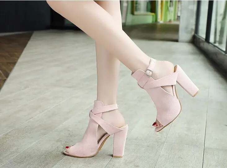 Женские босоножки на очень высоком каблуке с открытым носком в европейском и