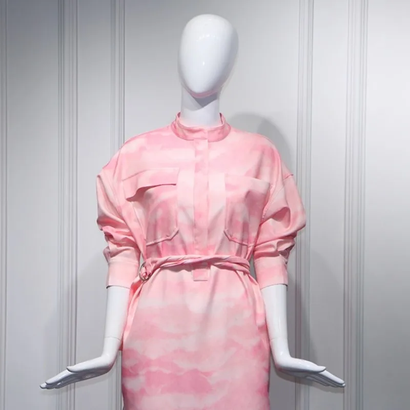 Женское модельное платье с разрезом розовое длинное средней длины цветочным