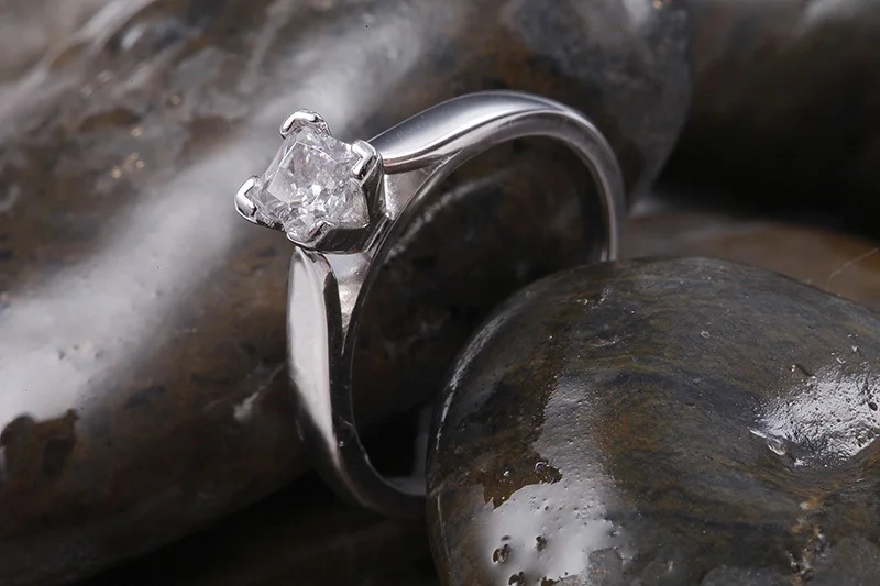 Однотонное серебряное обручальное кольцо принцессы с фианитами женское