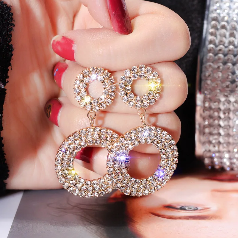 Женские круглые серьги гвоздики с геометрическим узором золотистого и