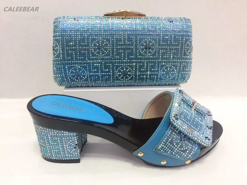 Элегантная дамская обувь и сумочка в комплекте синие туфли подобранная к ним