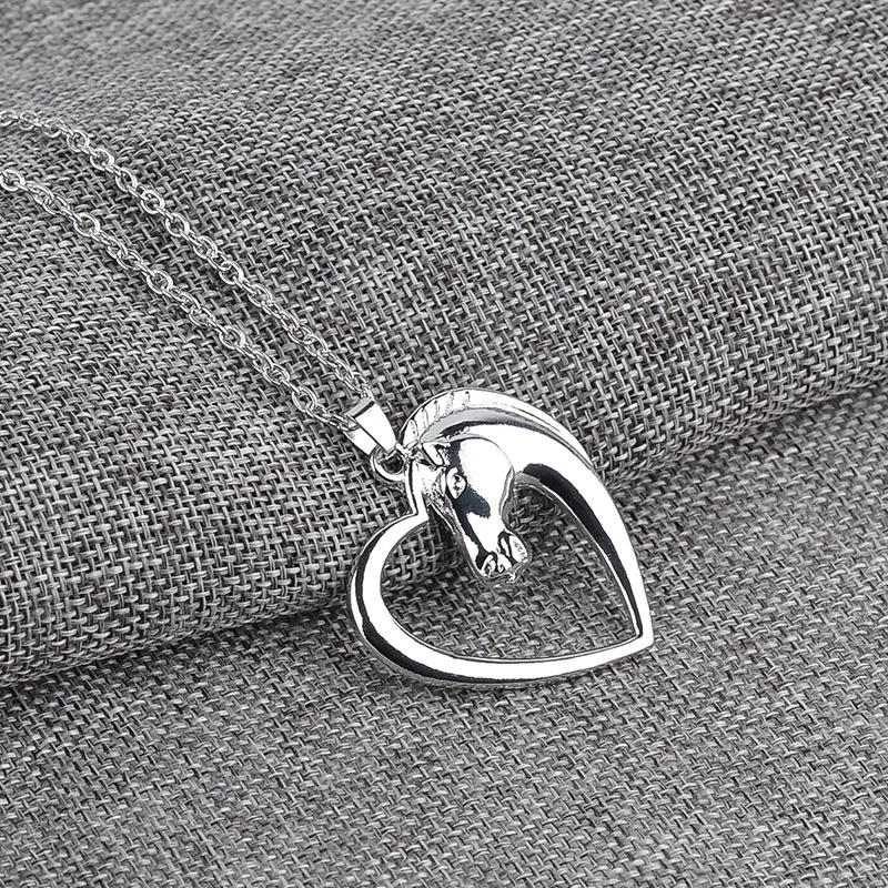 Ожерелье с подвеской Лошадь в сердце ювелирное изделие виде сердца для женщин
