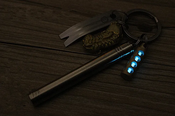 Цилиндрический флуоресцентный брелок для ключей из титанового сплава с