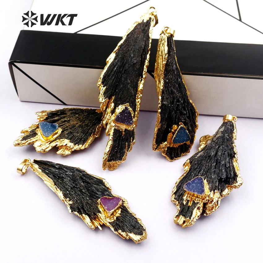 Трендовая подвеска в форме листика с кулоном виде маленьких русинок для