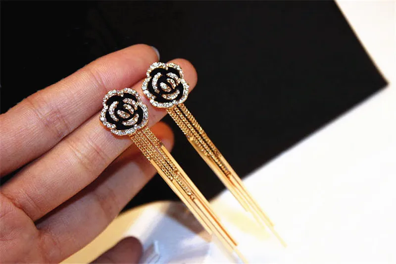 Простые элегантные длинные серьги с розовым цветком и кисточками из циркония для