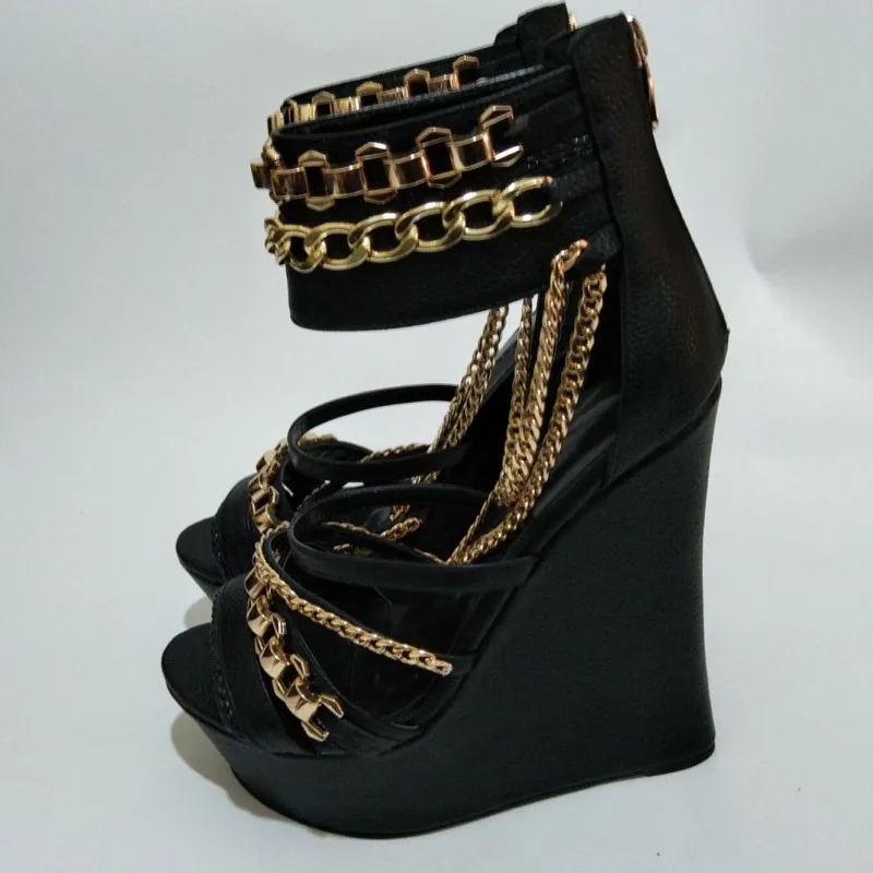 Босоножки женские кожаные на танкетке черного цвета с украшением в виде цепочек