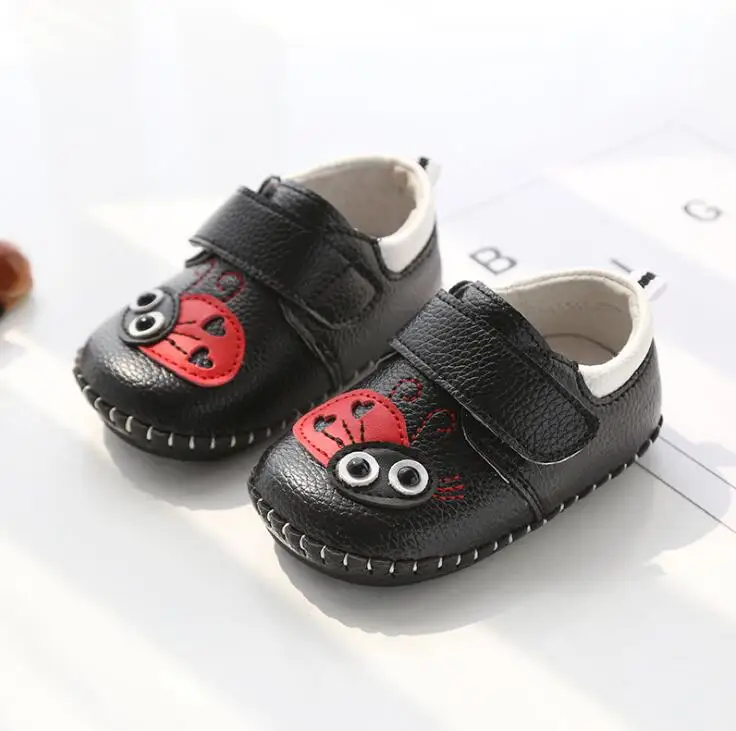 ladybug black Обувь для малышей из натуральной кожи; мягкая подошва; детская обувь для мальчиков и девочек; нескользящие дышащие тонкие туфли с рисунком из мультфильма - Цвет: ladybug black