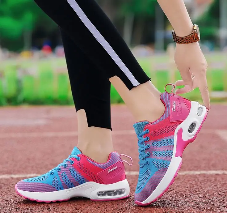 Сезон Новинка 2020 года Повседневная дышащая обувь на танкетке из сетчатого