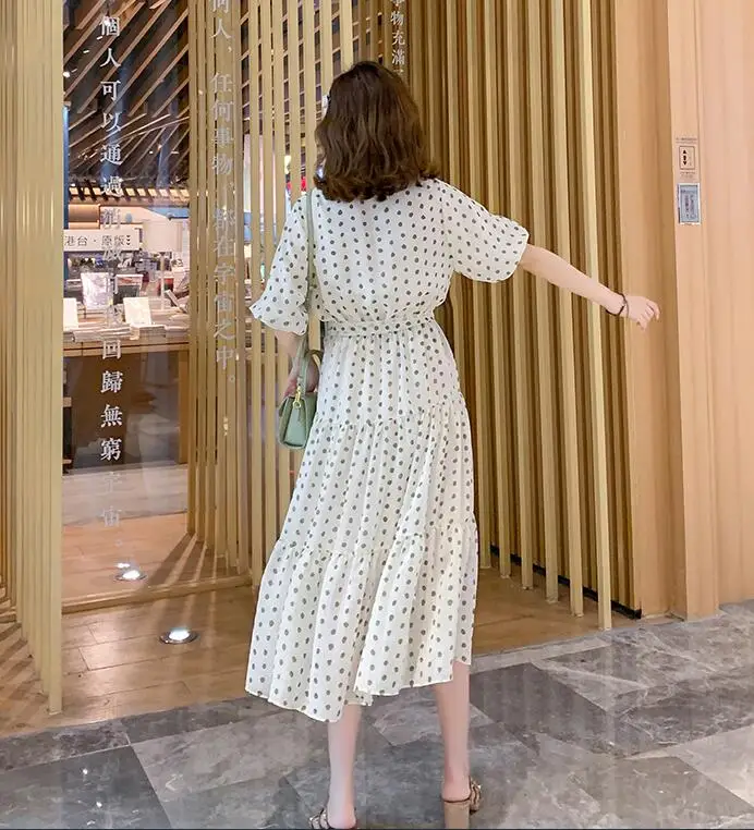 Женское шифоновое платье в горошек летнее приталенное с поясом и v образным