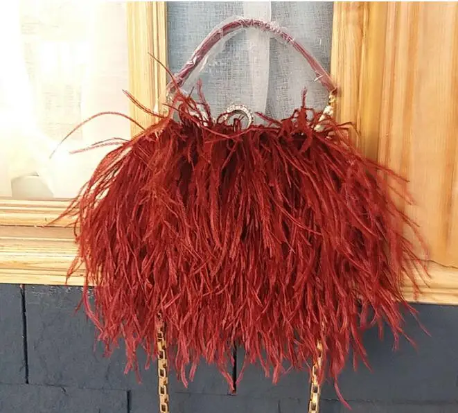 Дизайнерский сатиновый клатч из страусиного меха с перьями женский кольцами на