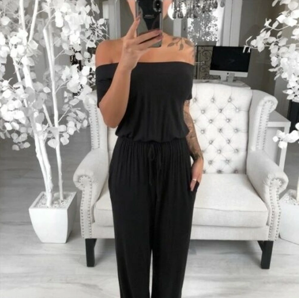 Женский однотонный комбинезон 3 цветов с рюшами открытыми плечами короткими