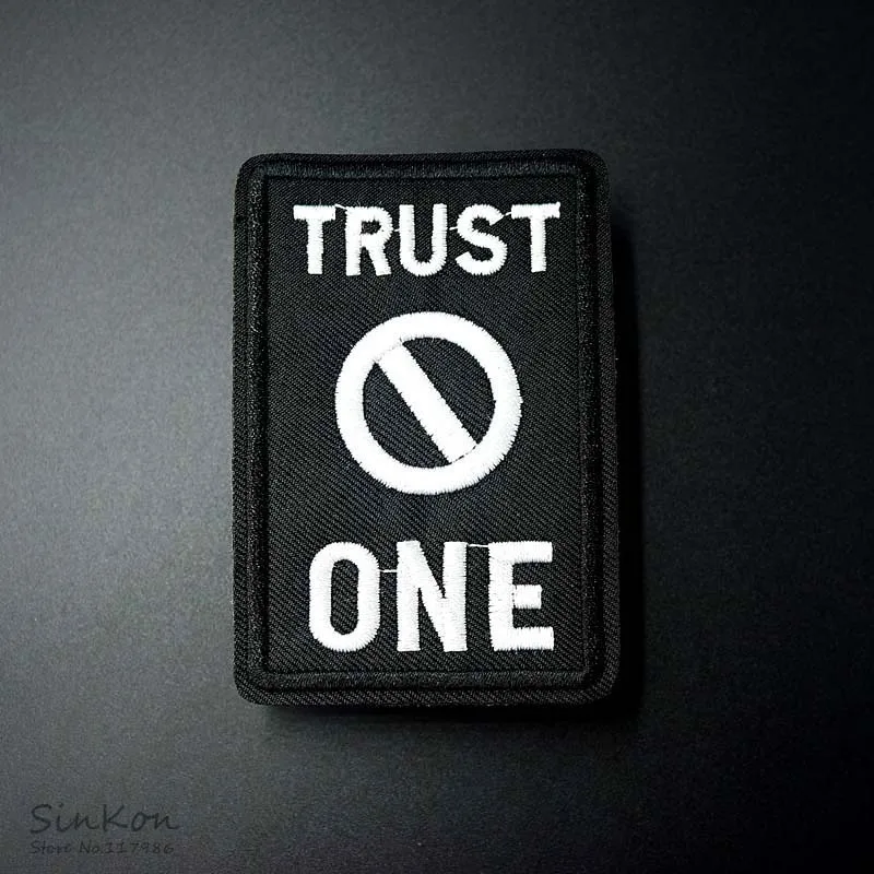 TRUST NO ONE размер: 5,3x7,8 см нашивка Вышитые Симпатичные значки хиппи Железный на детей мультфильм для одежды наклейки