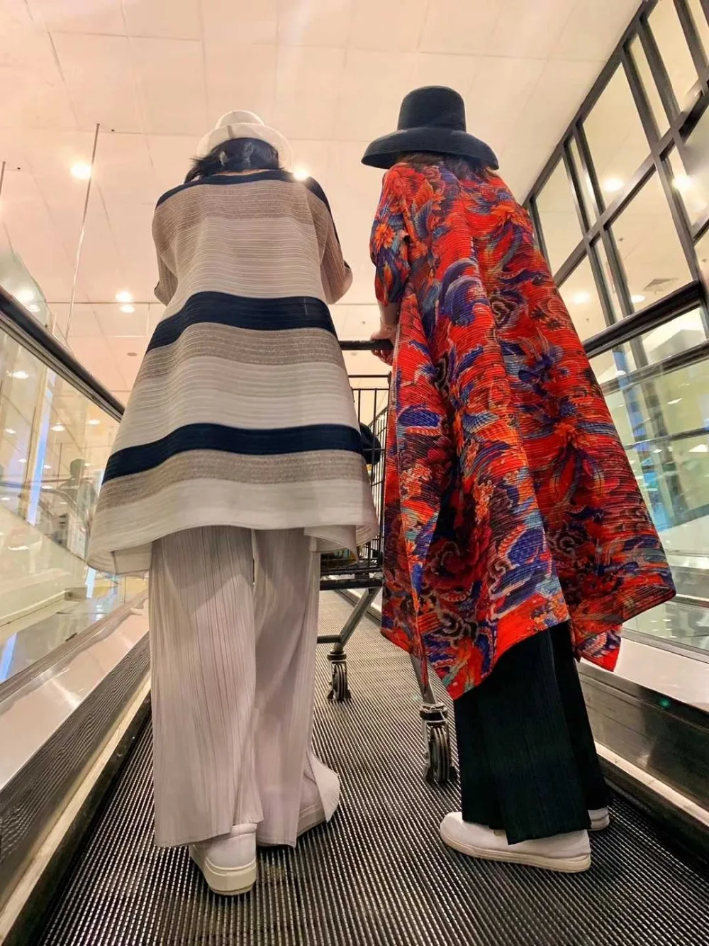 Miyake, платье в тонкую полоску, платье со складками, платье с короткими рукавами