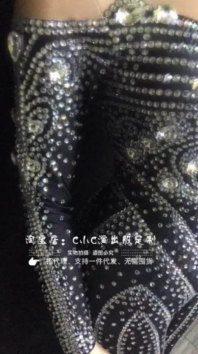 Экстра атмосферный костюм для певицы черного цвета со стеклом и