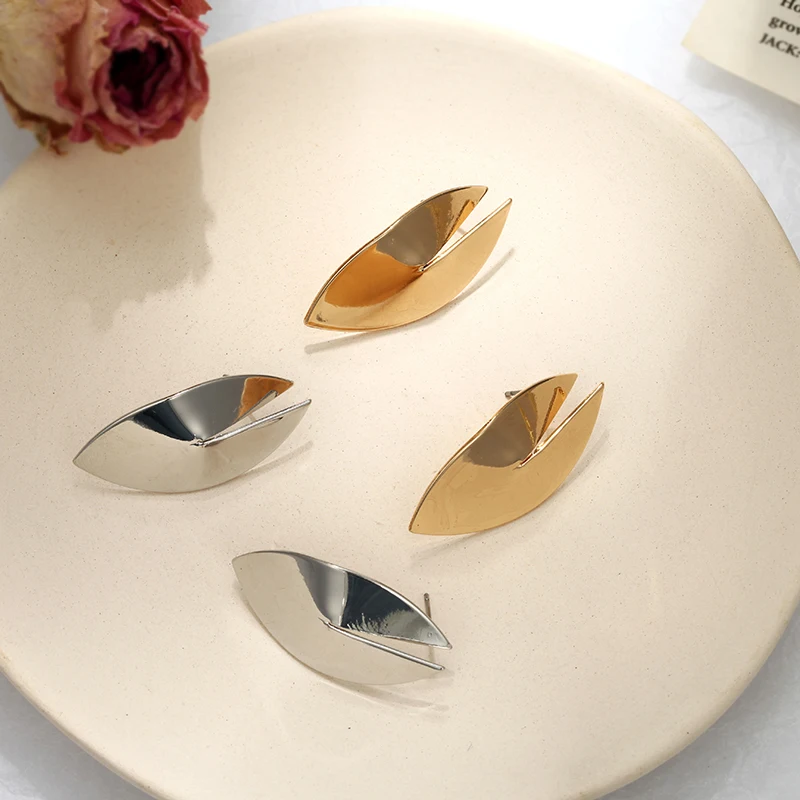 Женские серьги гвоздики в виде листьев золотого и серебряного