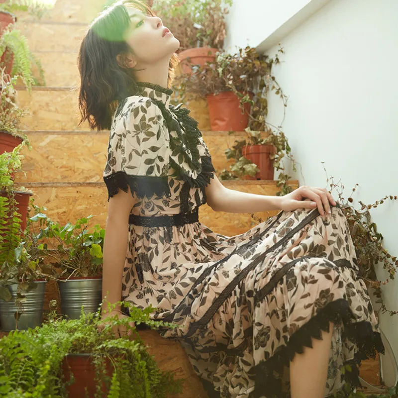 Женское шелковое платье с коротким рукавом модельное винтажное средней длины