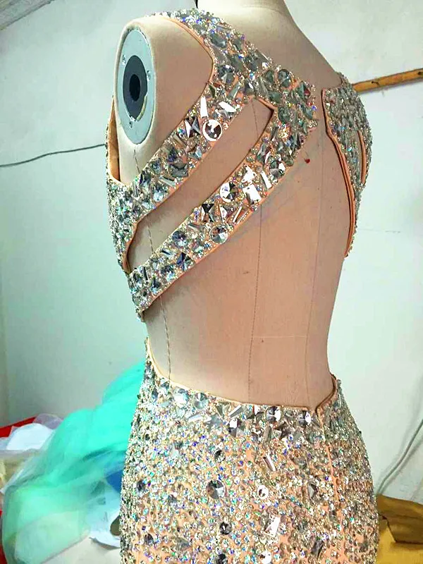 Сверкающие сексуальные платья с v образным вырезом открытой спиной без рукавов